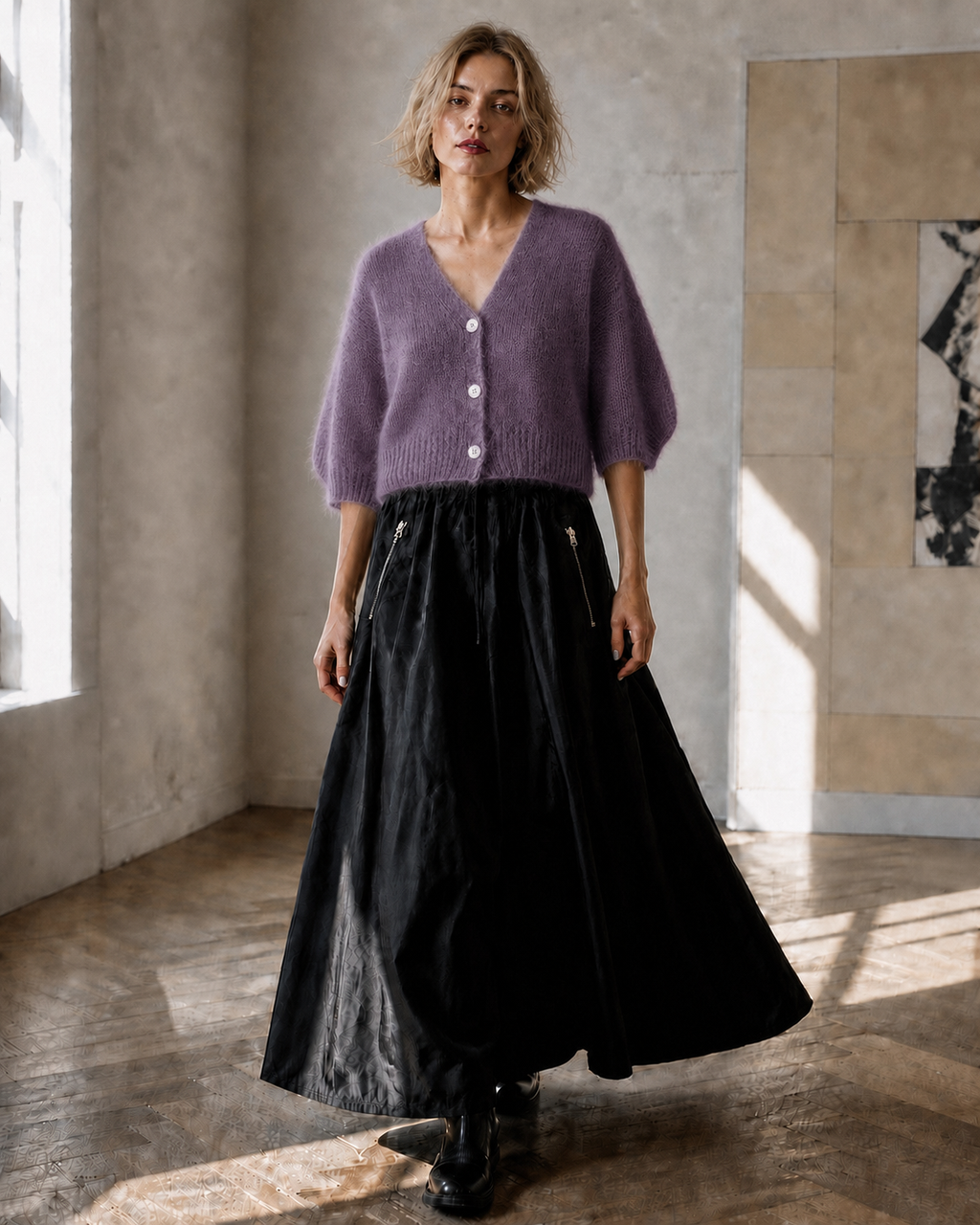 Kurze Premium-Kitmohair-Strickjacke Lila mit Perlmuttknöpfen – getragen