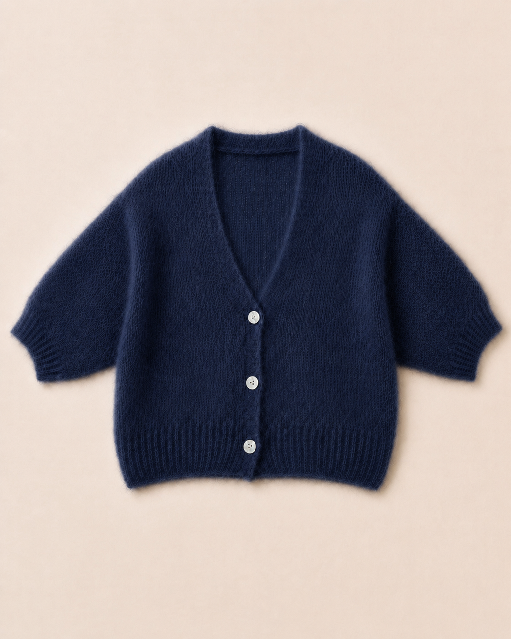 Kurze Premium-Kitmohair-Strickjacke Navy mit Perlmuttknöpfen – Produktansicht