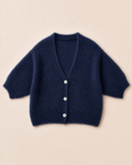 Kurze Premium-Kitmohair-Strickjacke Navy mit Perlmuttknöpfen – Produktansicht