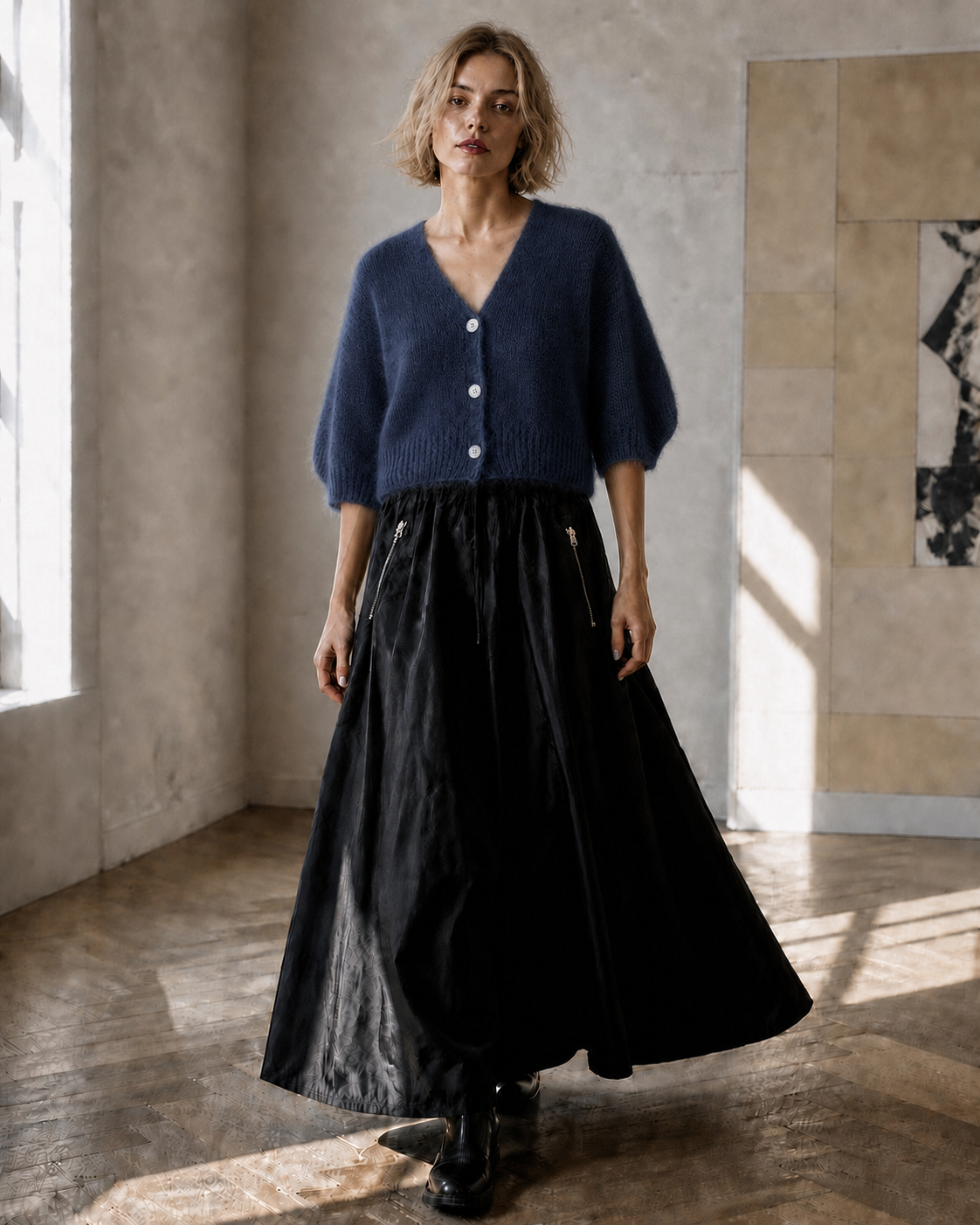 Kurze Premium-Kitmohair-Strickjacke Navy mit Perlmuttknöpfen – getragen