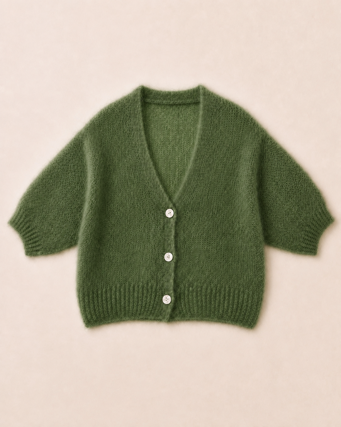Kurze Premium-Kitmohair-Strickjacke Olivgrün mit Perlmuttknöpfen – Produktansicht