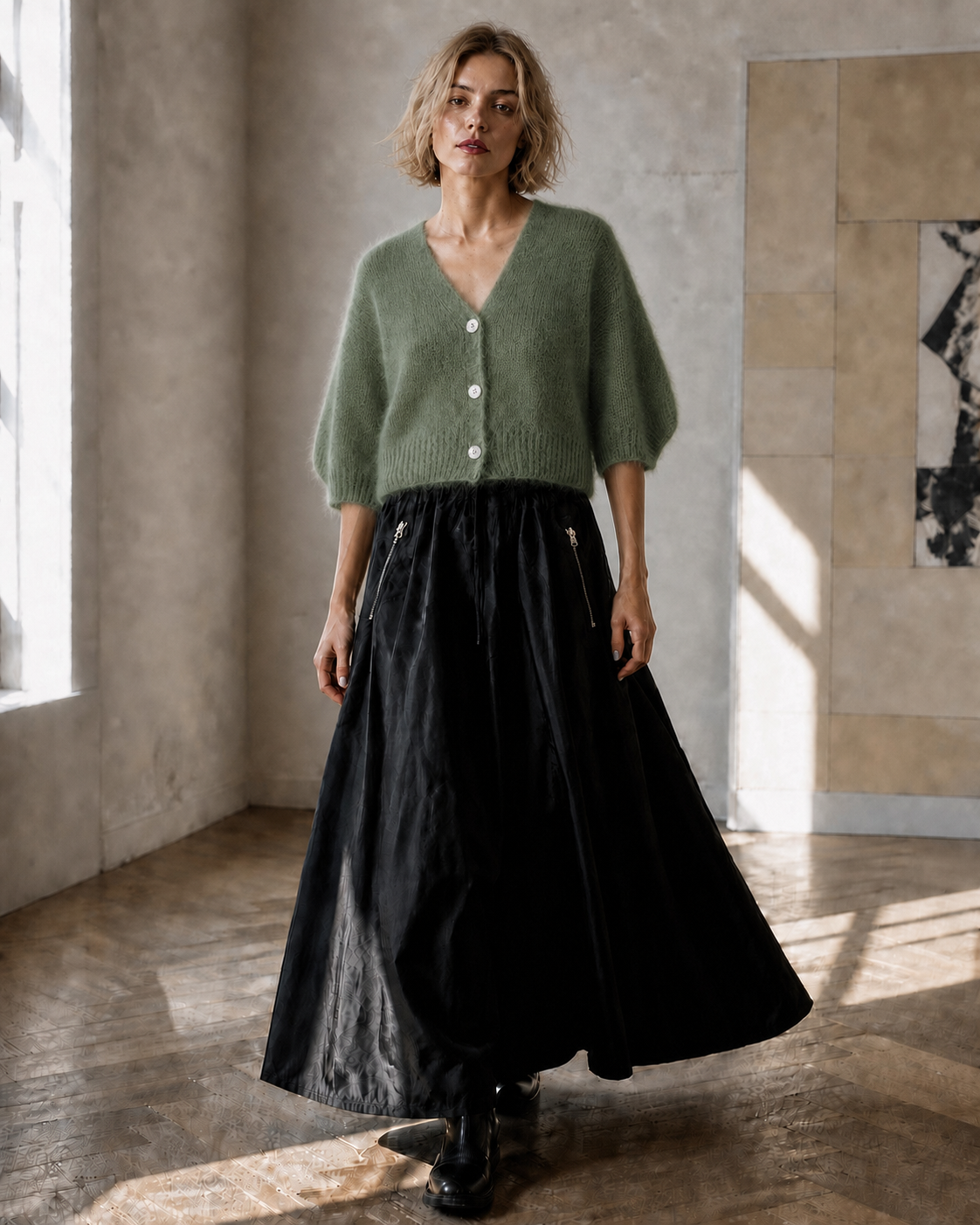 Kurze Premium-Kitmohair-Strickjacke Olivgrün mit Perlmuttknöpfen – getragen