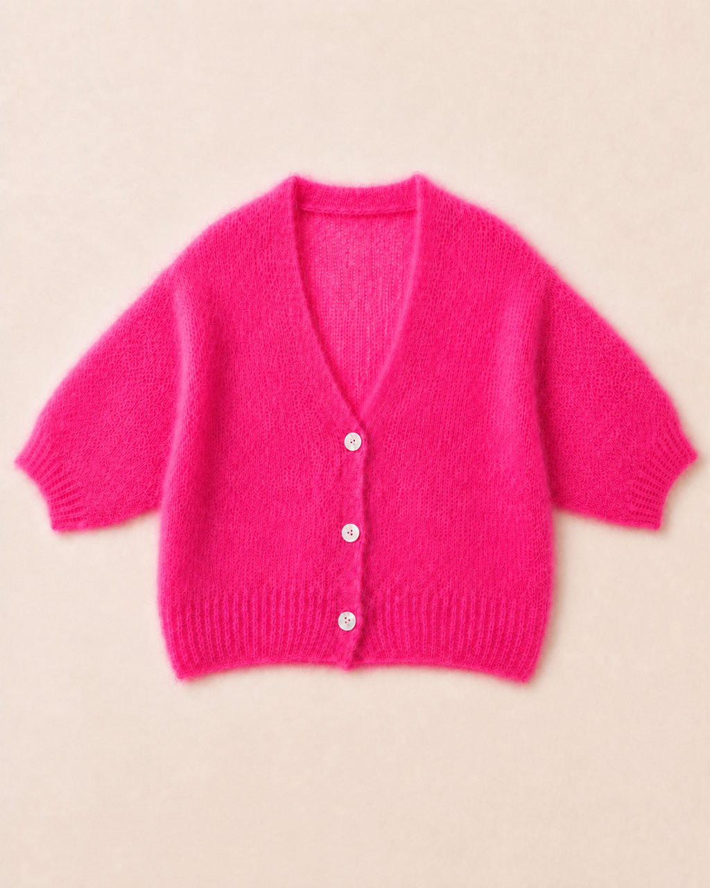 Kurze Premium-Kitmohair-Strickjacke Pink mit Perlmuttknöpfen – Produktansicht
