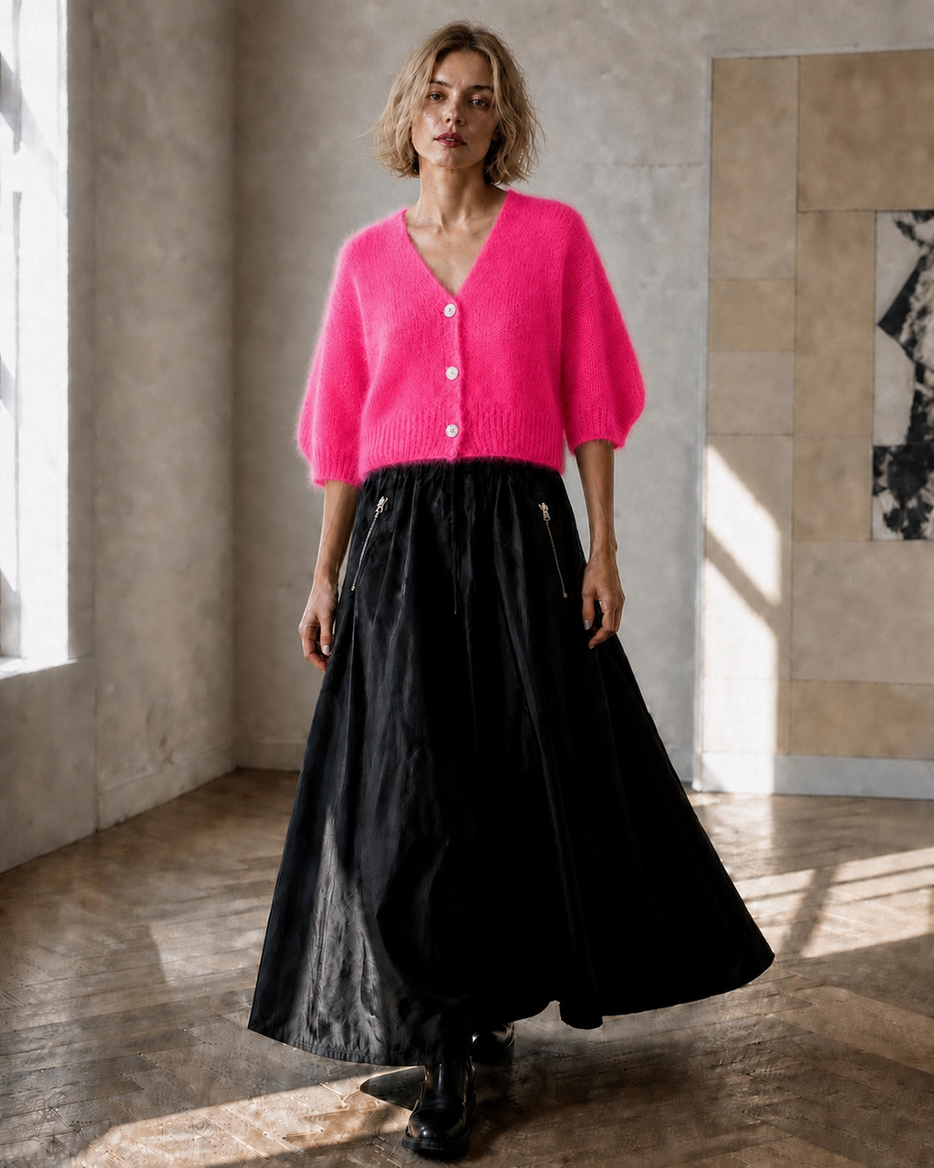 Kurze Premium-Kitmohair-Strickjacke Pink mit Perlmuttknöpfen – getragen