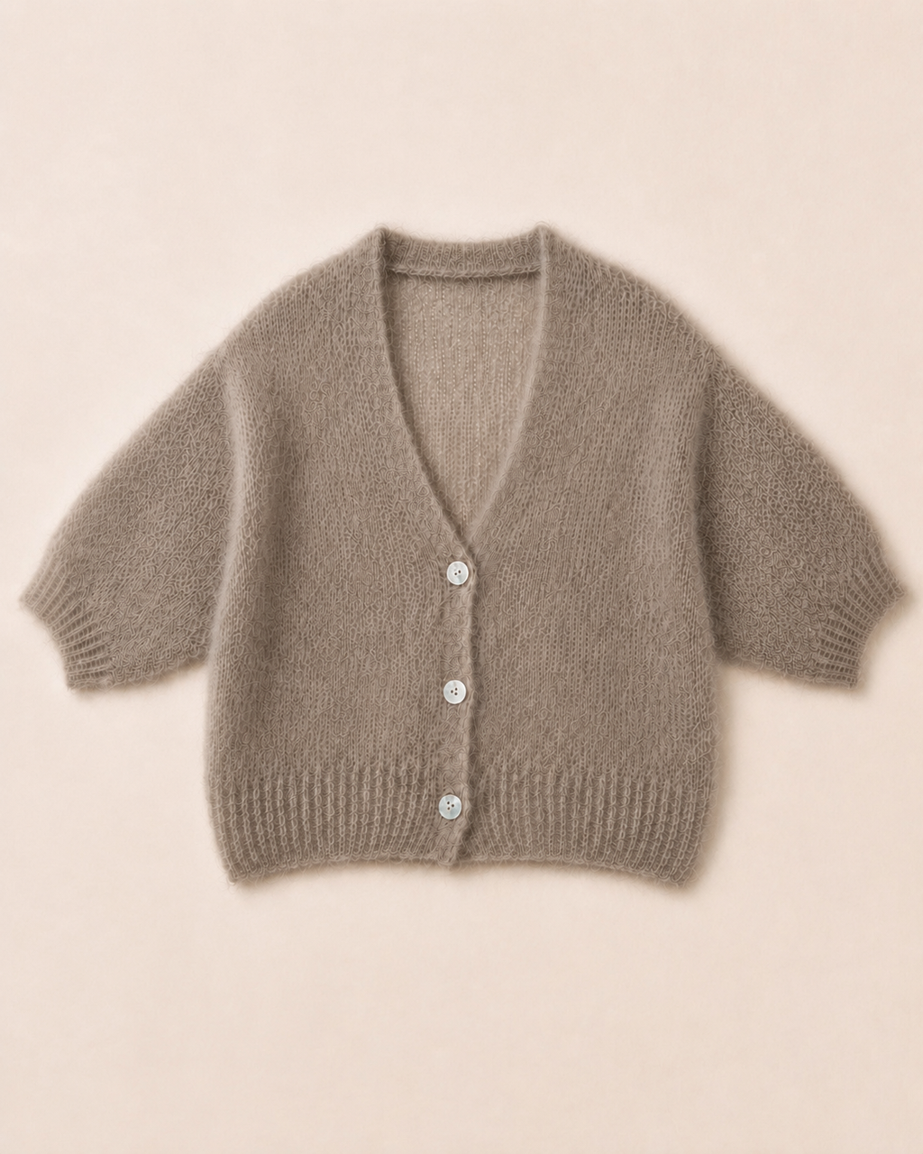 Kurze Premium-Kitmohair-Strickjacke Taupe mit Perlmuttknöpfen – Produktansicht