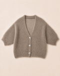 Kurze Premium-Kitmohair-Strickjacke Taupe mit Perlmuttknöpfen – Produktansicht