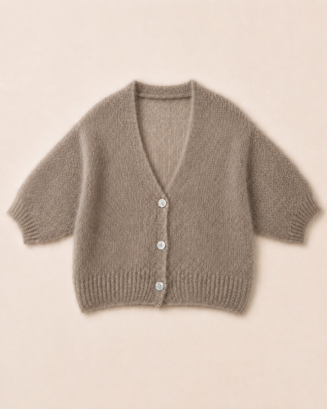 Kurze Premium-Kitmohair-Strickjacke Taupe mit Perlmuttknöpfen – Produktansicht