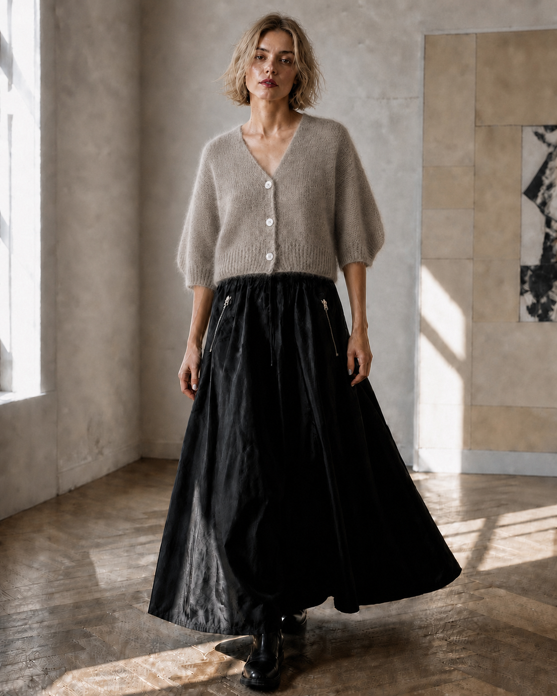 Kurze Premium-Kitmohair-Strickjacke Taupe mit Perlmuttknöpfen – getragen